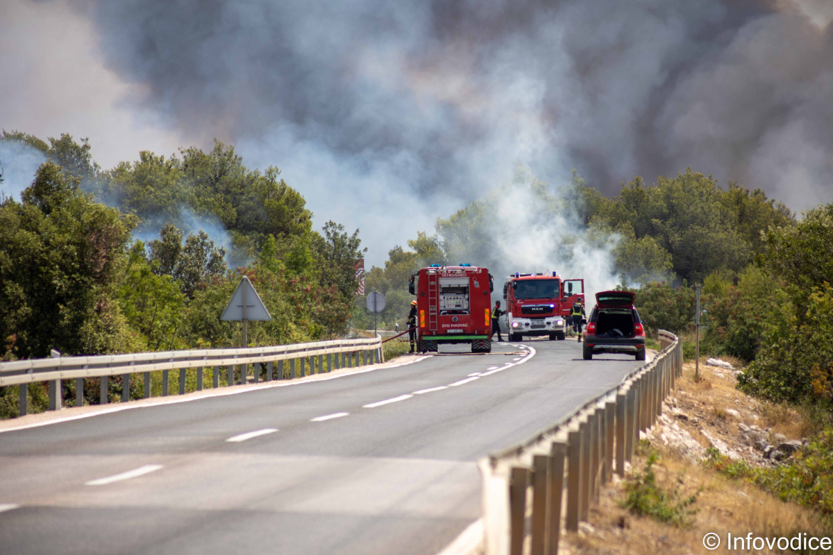 Požari i tehničke intervencije: Vatrogasci iz Vodica i županije imali pune ruke posla