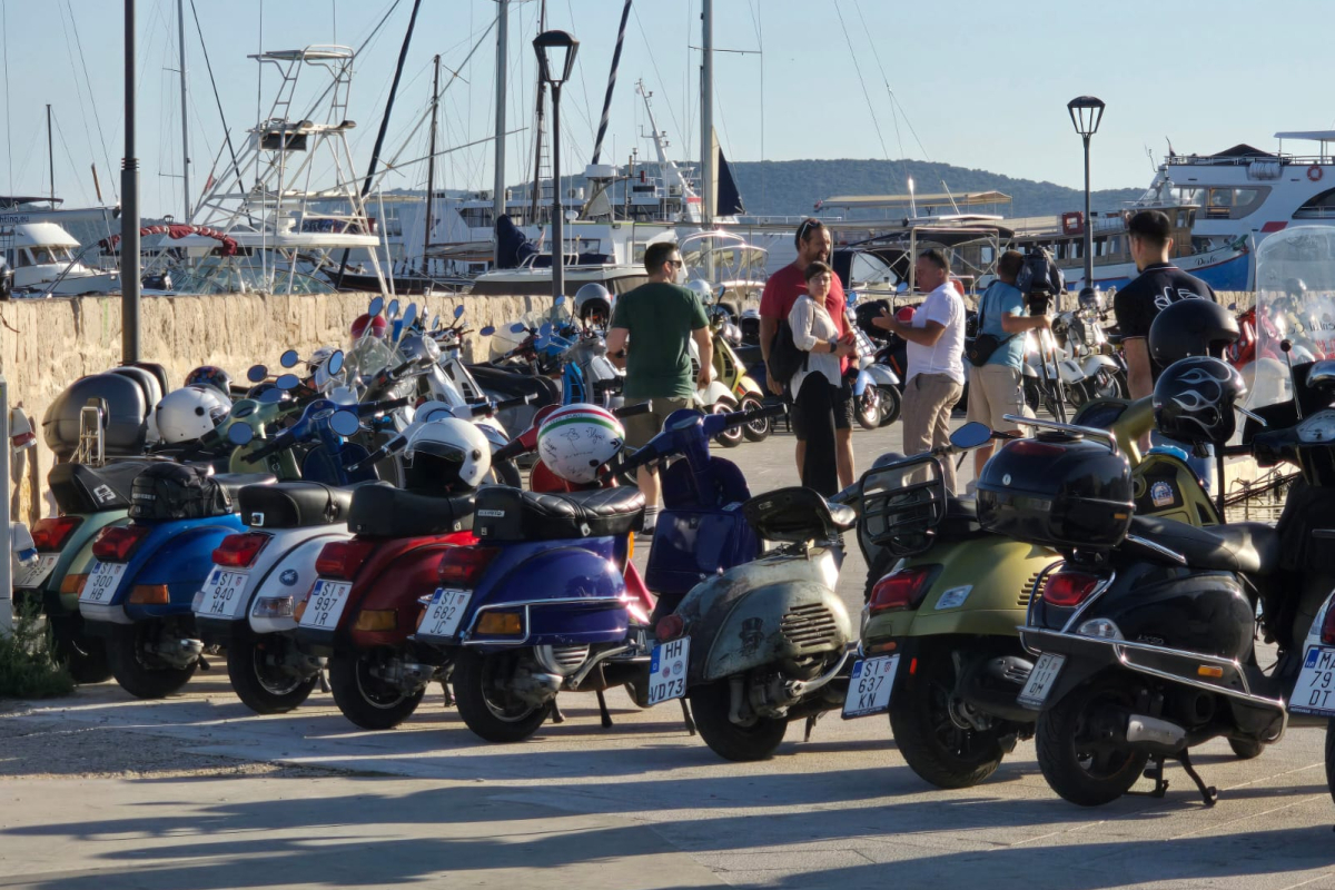Vodice dobile Vespa klub: 80 vespi u defileu kroz Vodice, Srimu i Tribunj