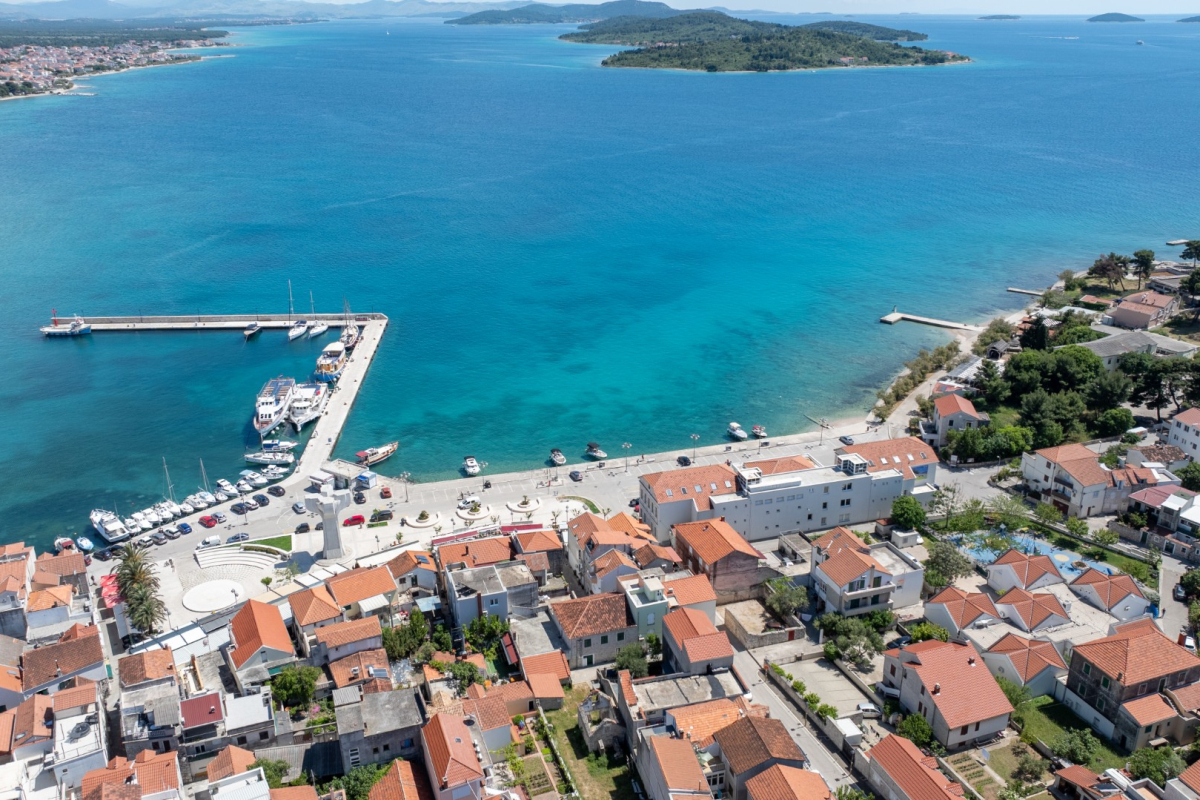 Srpanj donio blagi pad turističkog prometa: Šibensko-kninska na 1,59 milijuna noćenja, Vodice među top destinacijama za domaće