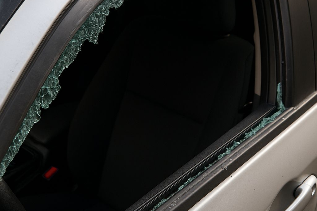 U Vodicama provaljeno u auto, šteta procijenjena na tri tisuće eura