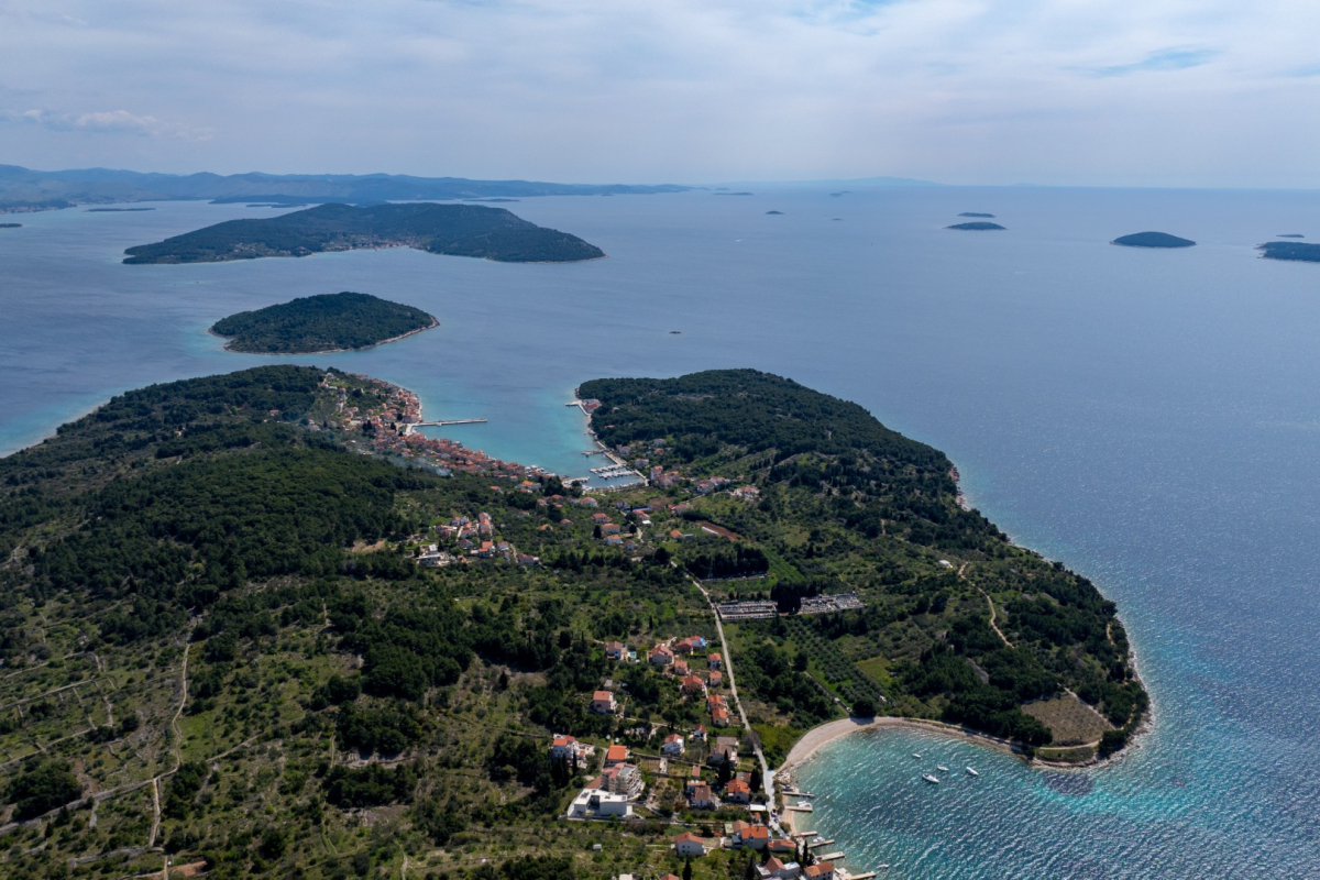 Grad Vodice osigurao privremeni prijevoz za stanovnike Prvić Luke: poslan automobil, uskoro trajnije rješenje