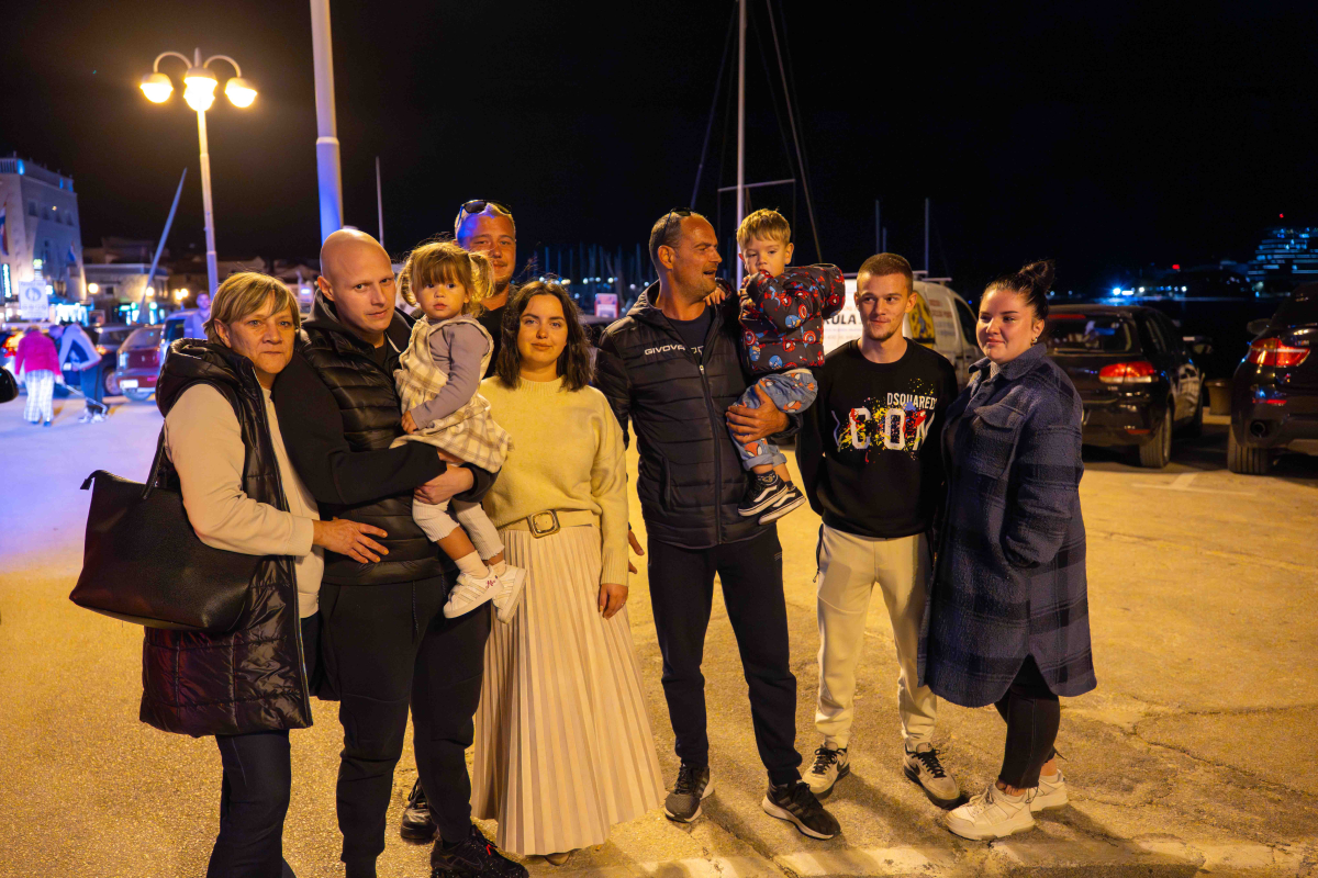 Robert Zanki vratio se s uspješnog liječenja u Turskoj - večeras ga mještani bakljama dočekali na vodičkoj rivi