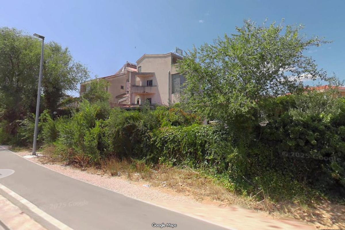 Požar u napuštenom hotelu Vodice, izgorjele deke i smeće