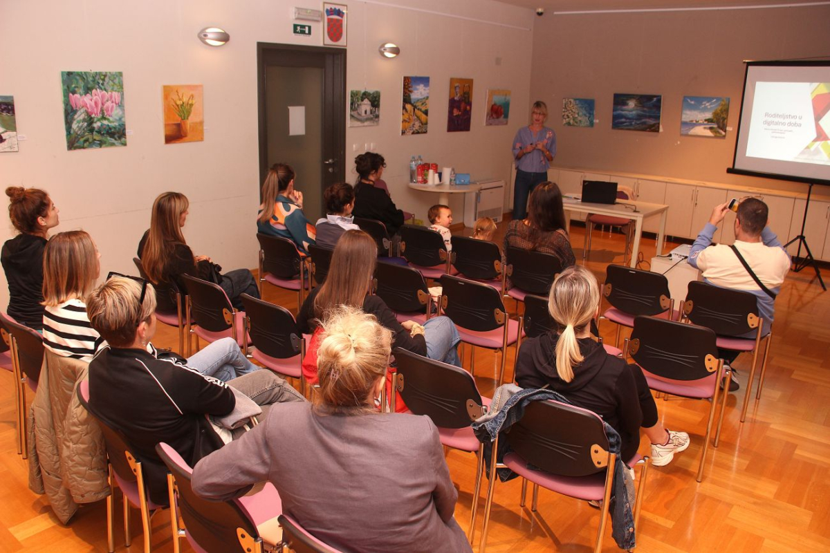 Predavanje o izazovima roditeljstva u digitalnom dobu održano u vodičkoj knjižnici