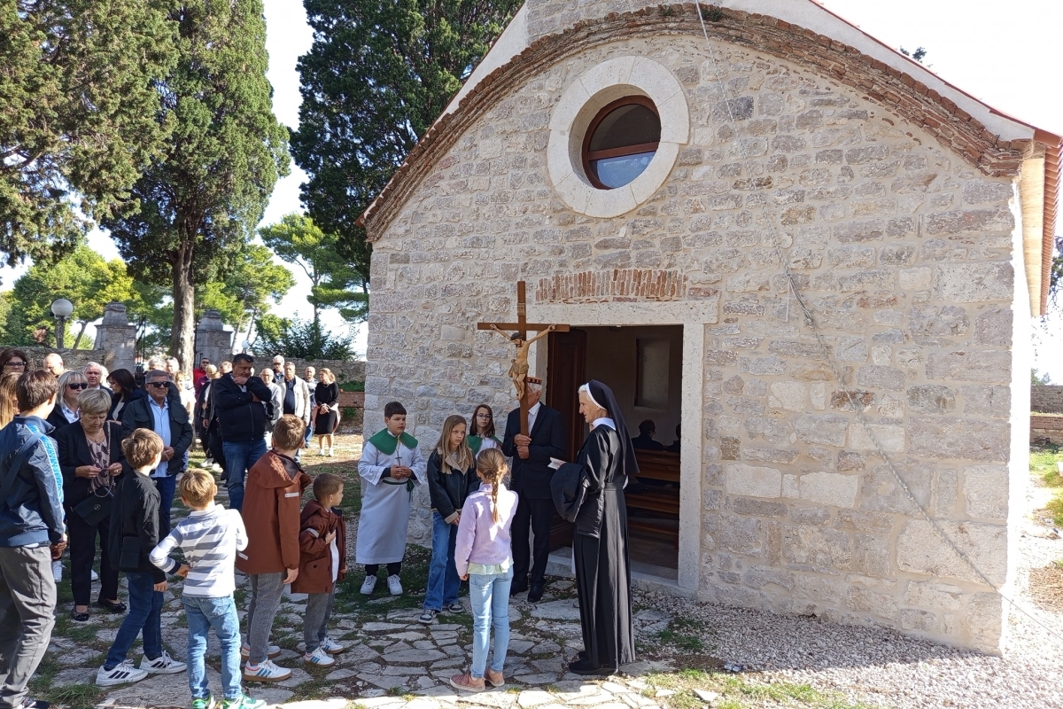 Proslavljen dan posvete stare crkve sv. Križa na Punti u Vodicama