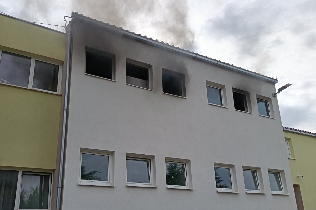 Požar Osnovnoj školi Vodice lokaliziran u 11:13 sati, evakuacija uspješno provedena