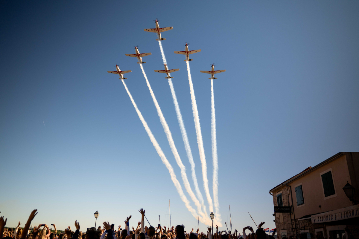 Proslavljeno 25 godina Milenijske fotografije Šime Strikomana u Vodicama: prekrasan dan i spektakularni preleti Krila Oluje