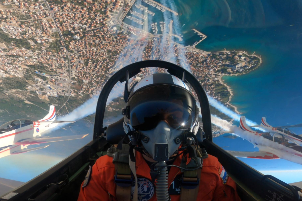 Spektakularni prizori iz kabine: pogledajte prelet Krila Oluje iznad Vodica iz prve perspektive