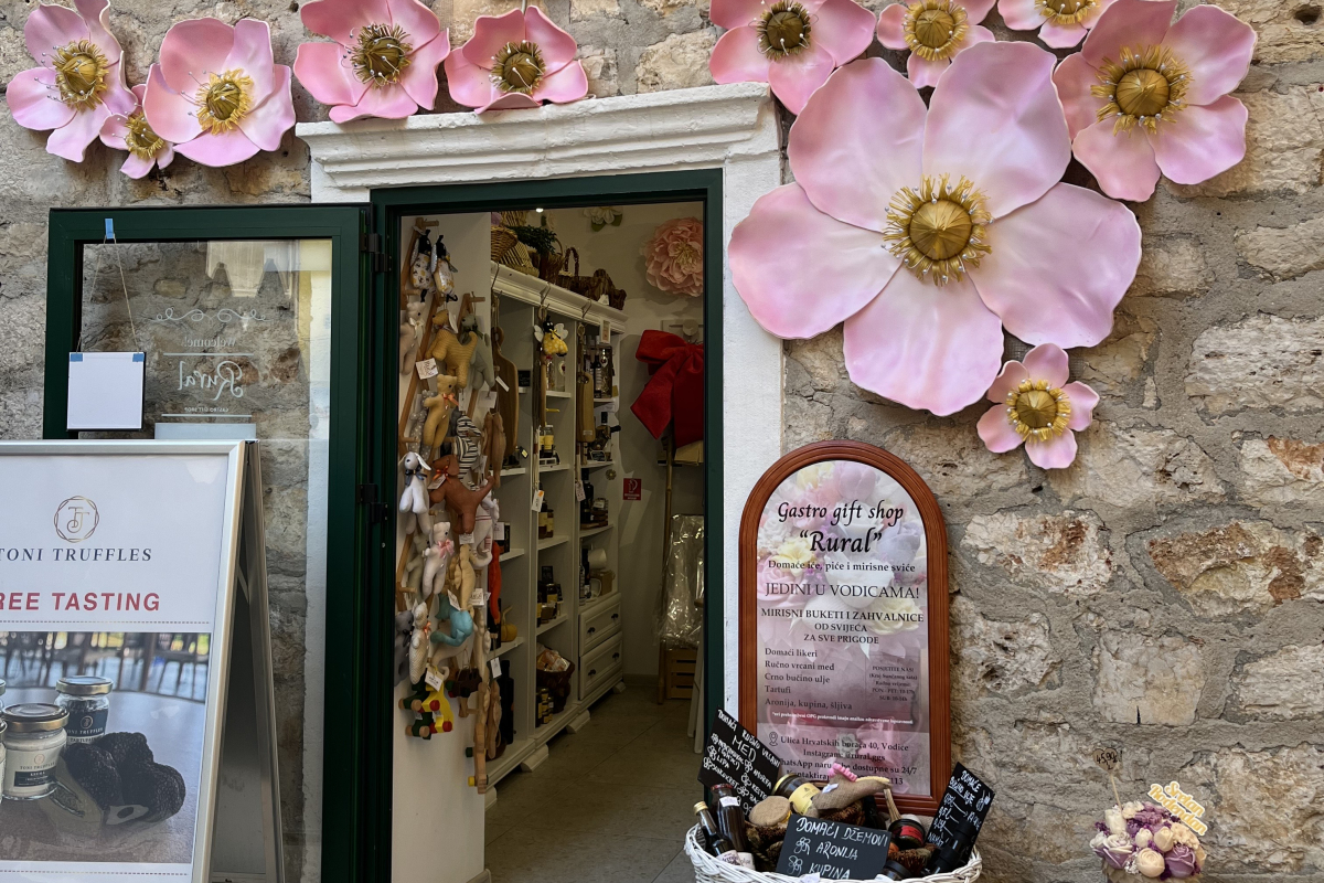 Rural – gastro gift shop: domaće iće, piće i mirisne sviće u srcu Vodica