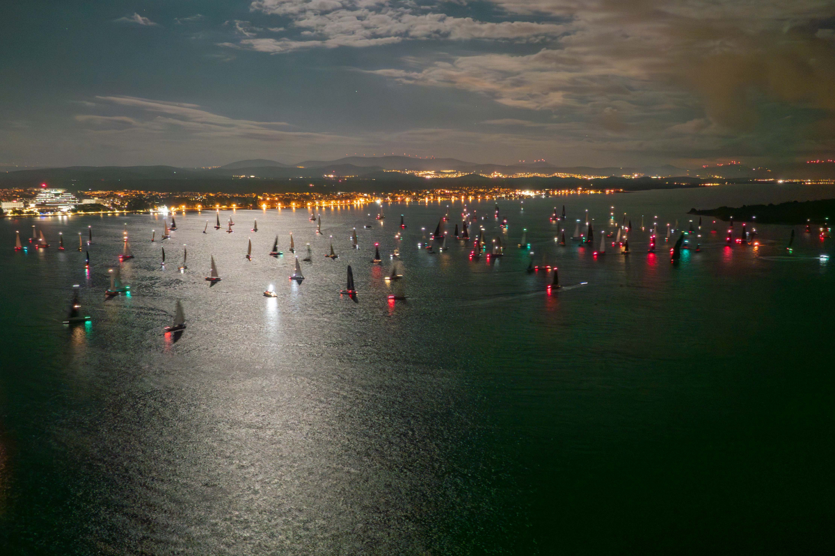 Regata Jabuka 2025: Noćni start 116 jedrilica označio početak najuzbudljivijeg vikenda u Vodicama