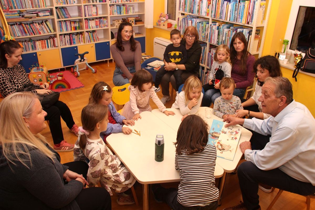 Mjesec knjige u Vodicama: Gradonačelnik čitao priču djeci i posjetio radionicu kukičanja