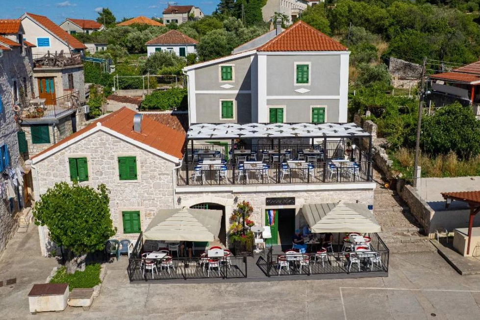 Konoba Roko otvorena je tijekom cijele godine - uživajte u domaćoj spizi i ugodnom ambijentu u Prvić Šepurini