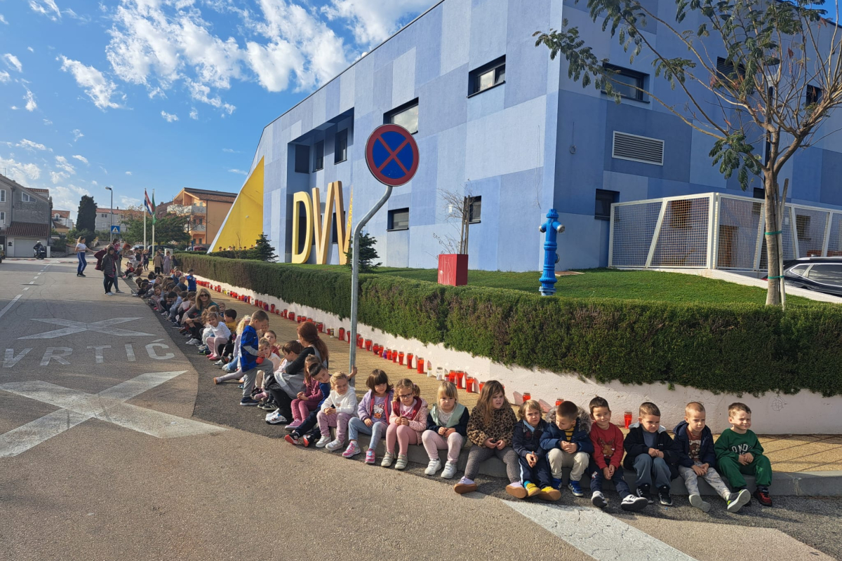 Mališani DV Tamaris zapalili lampione u čast Vukovara i Škabrnje, a sutra komemorativni program u Vodicama