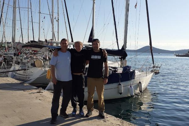 Nevjerojatna solidarnost jedriličara: posadi Chite poklonjen novi jarbol nakon havarije na Jabuci