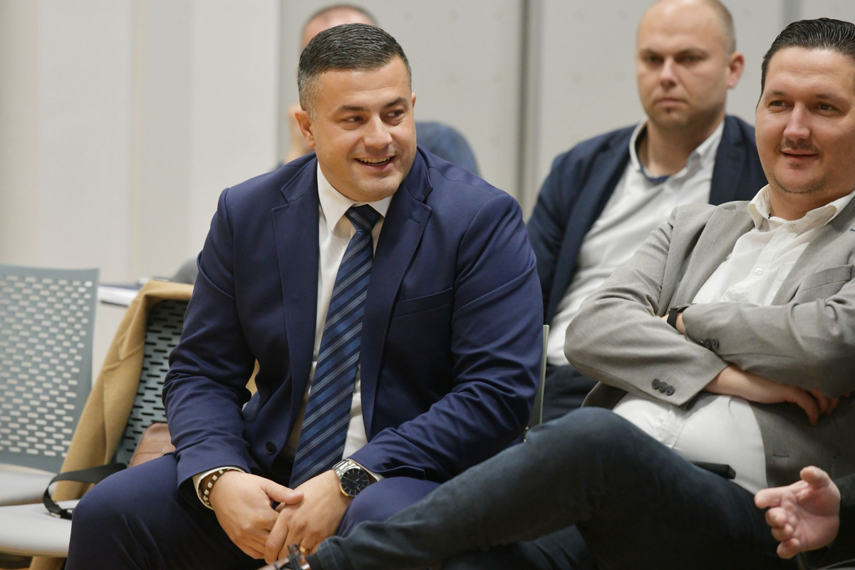 Novi predsjednik HDZ-ova kluba Gordan Fržop traži preraspodjelu sredstava za opremanje odjela OB Šibenik, a amandman je obrazložila dr. Jakelić