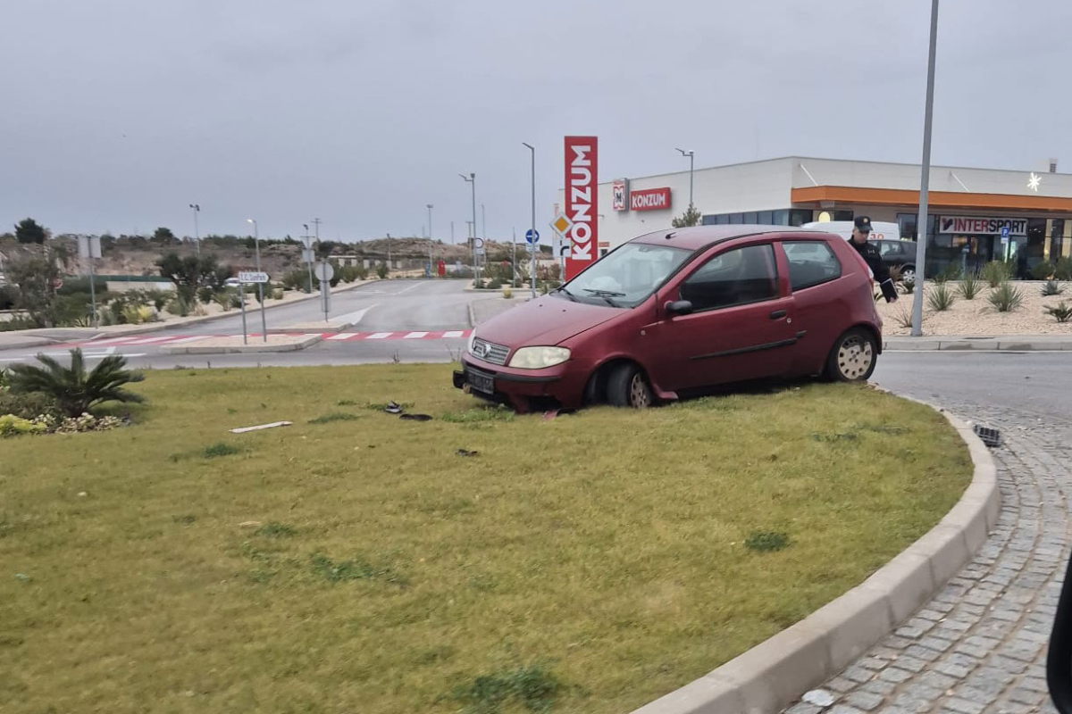 Teža nesreća na ulazu u Vodice: vozač završio na travnatom otoku kružnog toka
