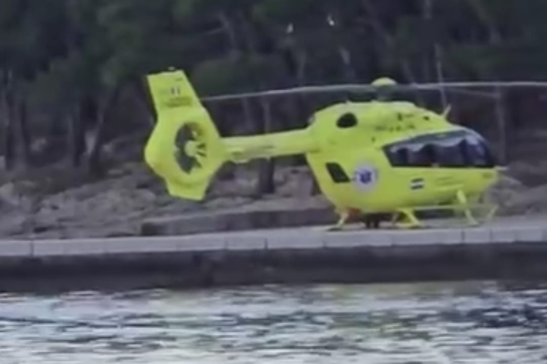 Radna nesreća u Prvić Luci: mladi radnik teško ozlijeđen, otvoreno pitanje helidroma na otoku