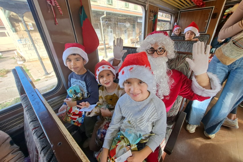 Više od desetljeća blagdanske radosti: predškolci ponovno uživali u vožnji božićnim vlakom