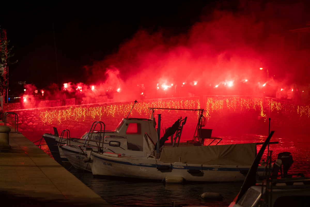 Svjetlost baklji na mostu kao trajni spomen na Laru Unić
