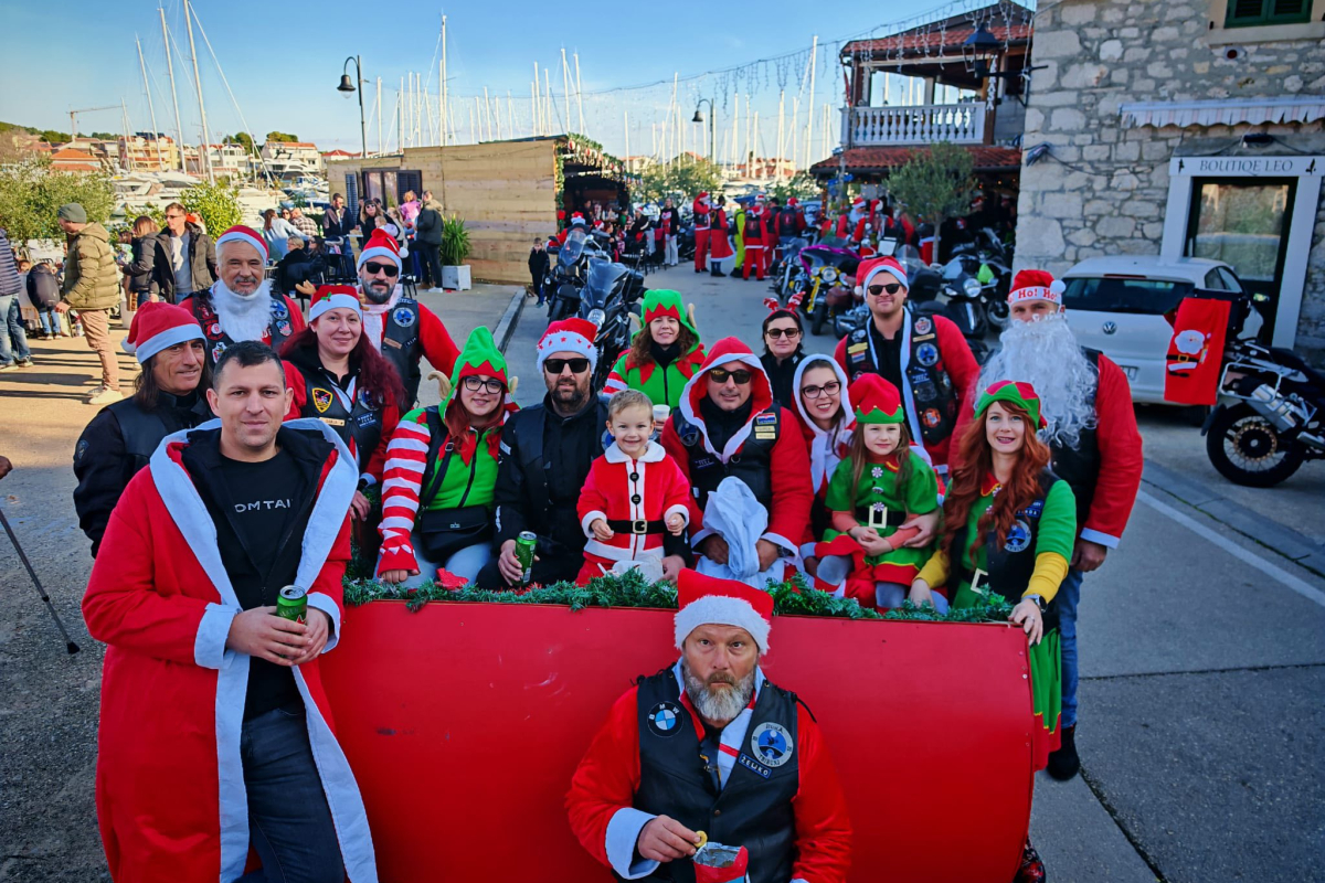 Moto Mrazovi razveselili dječicu u Vodicama i Tribunju