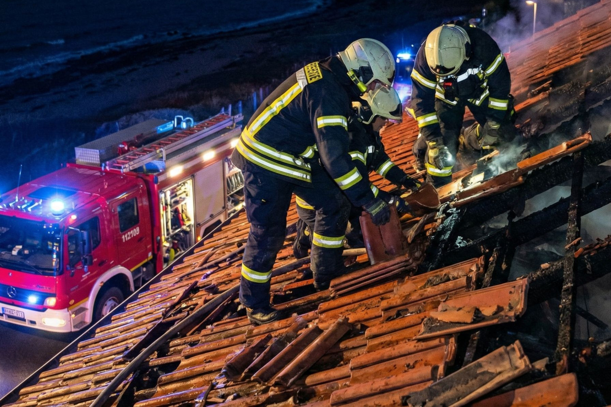 Požar na krovištu kuće uzrokovao kratkotrajni nestanak struje u Vodicama