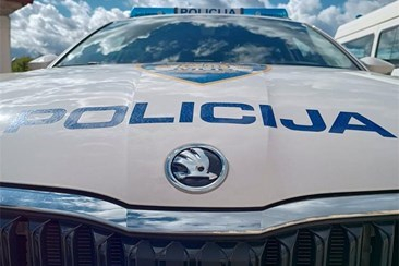 Maloljetnik osumnjičen za tešku krađu i oštećenje automobila u Vodicama