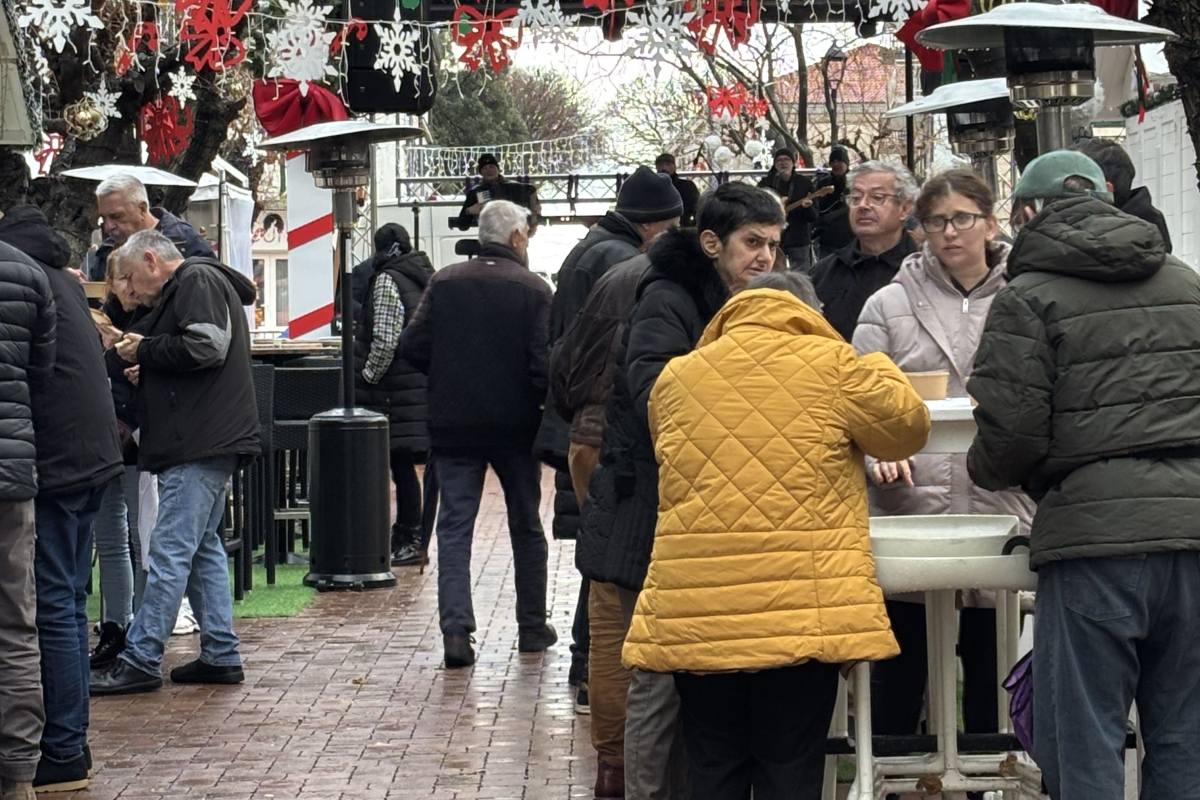 Zimsko vrijeme s kišom nije spriječilo feštu od bakalara na Badnjak u Vodicama