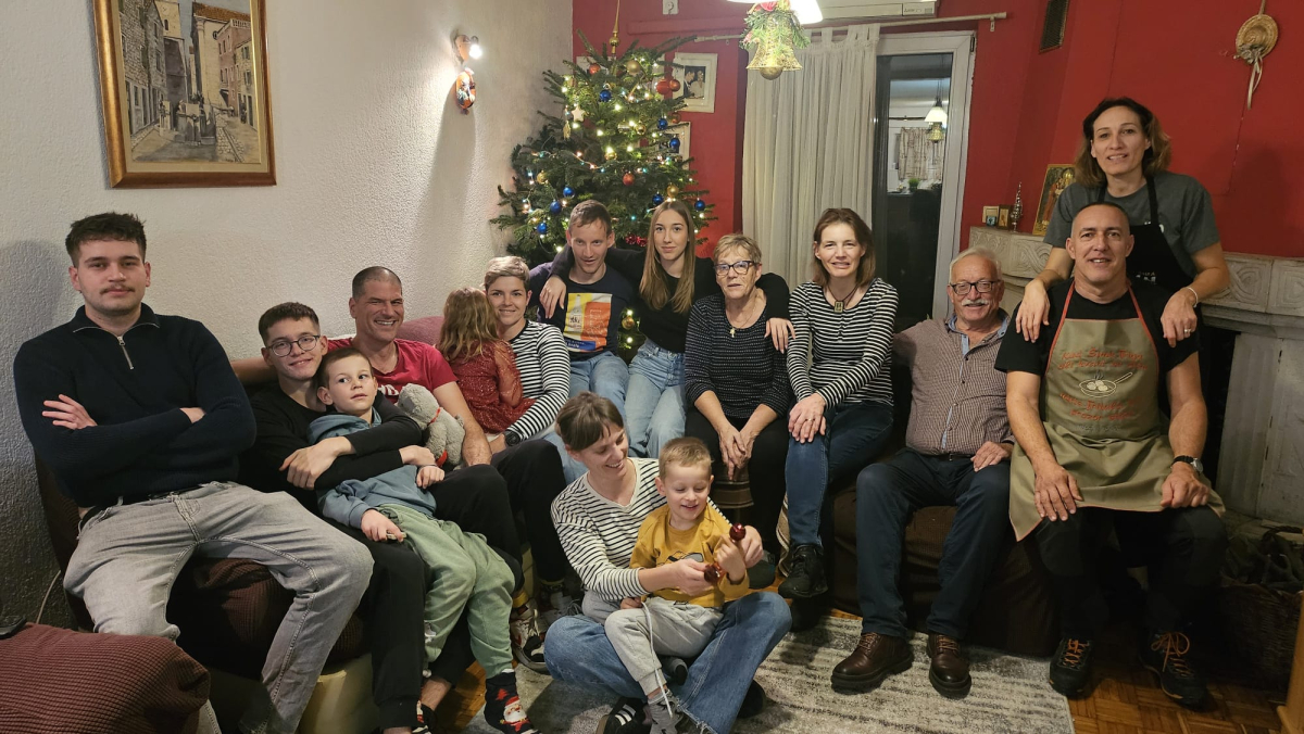 Fritule, familija i Badnjak po starinski