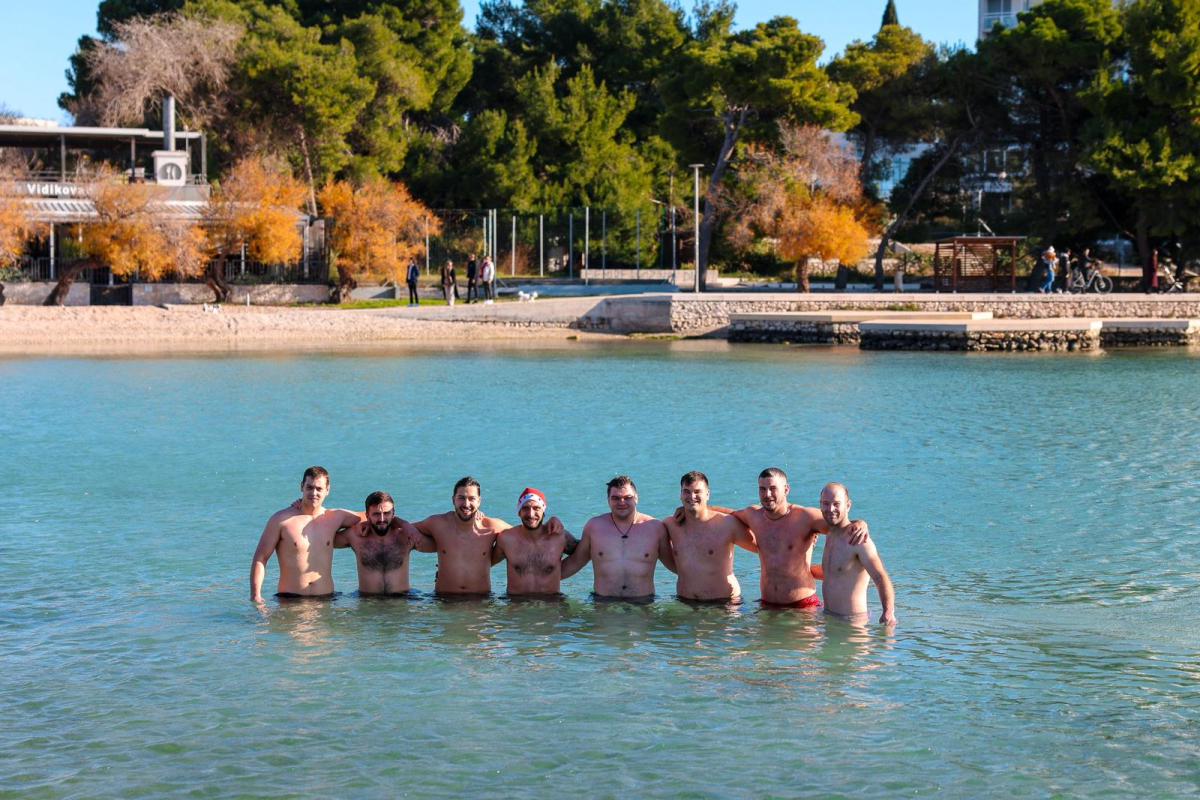 Mladi iz Vodica organizirali 11. božićno kupanje na Plavoj plaži