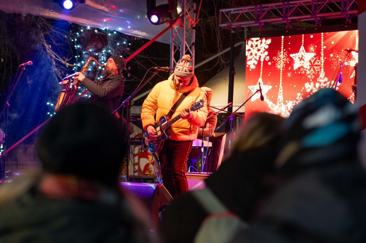 Koncert Nene Belana u Vodicama: pjesme koje spajaju generacije i najava dočeka Nove godine nakon dugo vremena