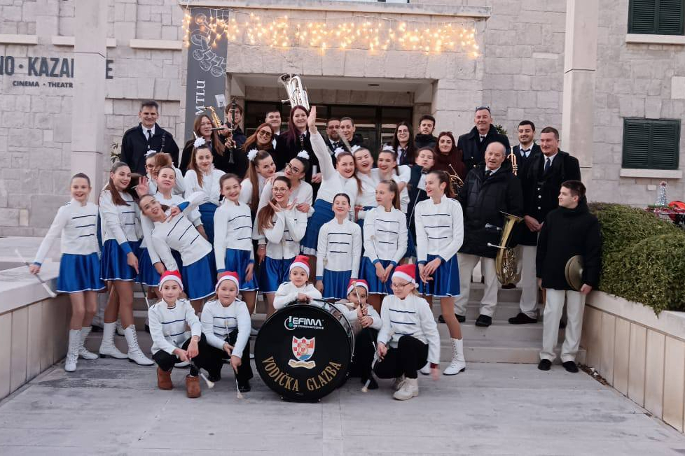 Vodiške mažoretkinje i Vodička glazba tradicionalnim defileom ispratile staru godinu