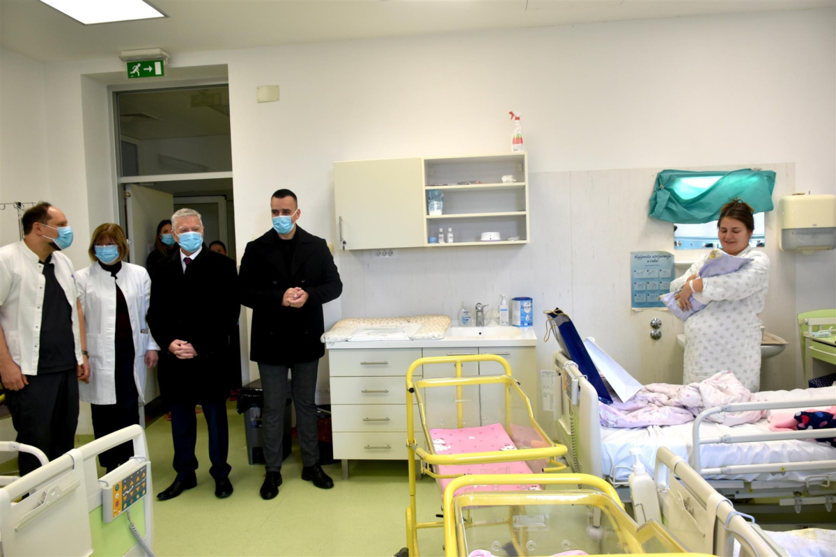 Šibenska bolnica ušla u 2026. s četiri poroda već prvog dana godine