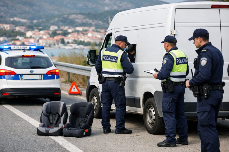 Vodice: zaustavljen vozač bez prava upravljanja, djeca prevožena na nepropisan način