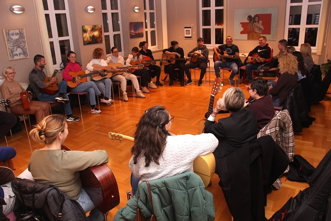 Šime Botica i dalje neumorno: započeo četvrti ciklus besplatne škole gitare