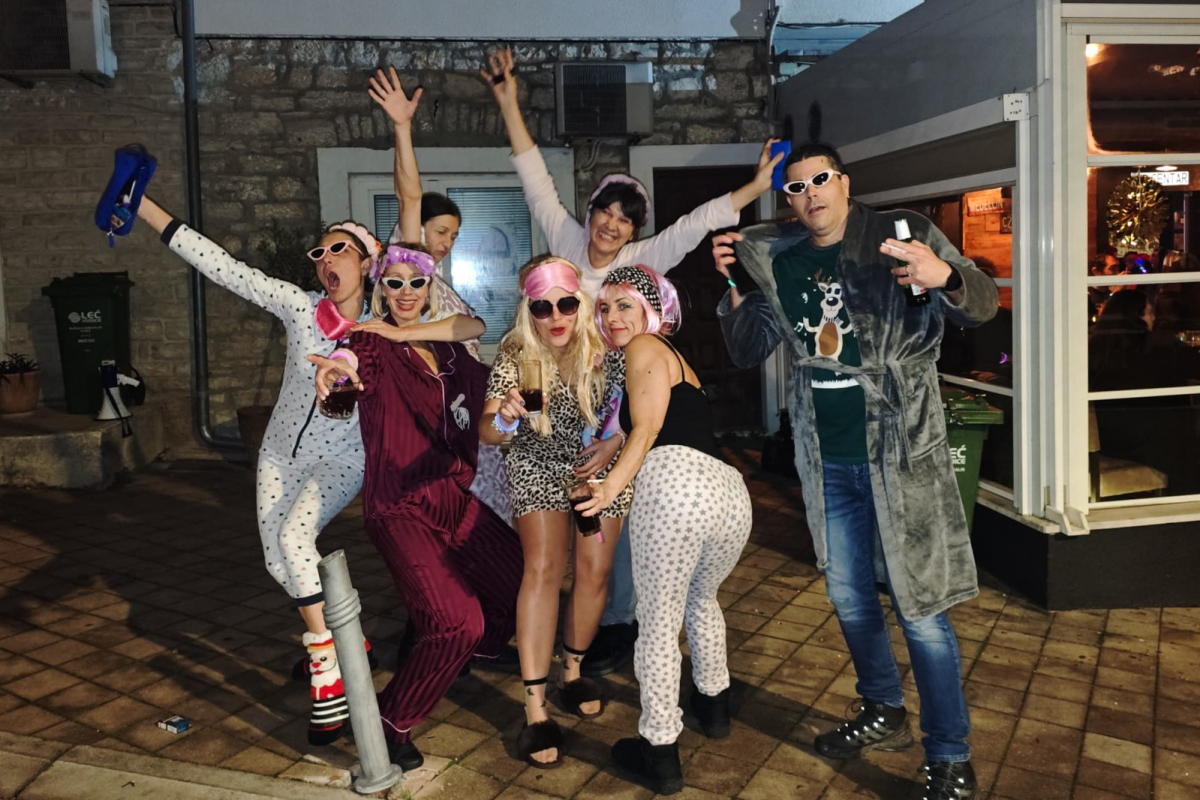 Nakon otvorenja poklada fešta se preselila u Centar uz piđama party