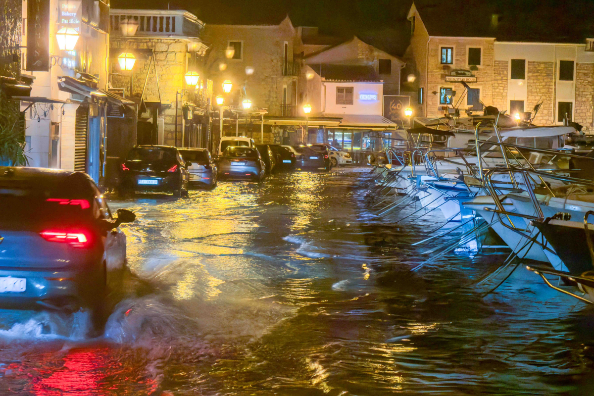 Poplava na vodičkoj rivi: zbog juga, plime i niskog tlaka more prekrilo šire gradsko područje