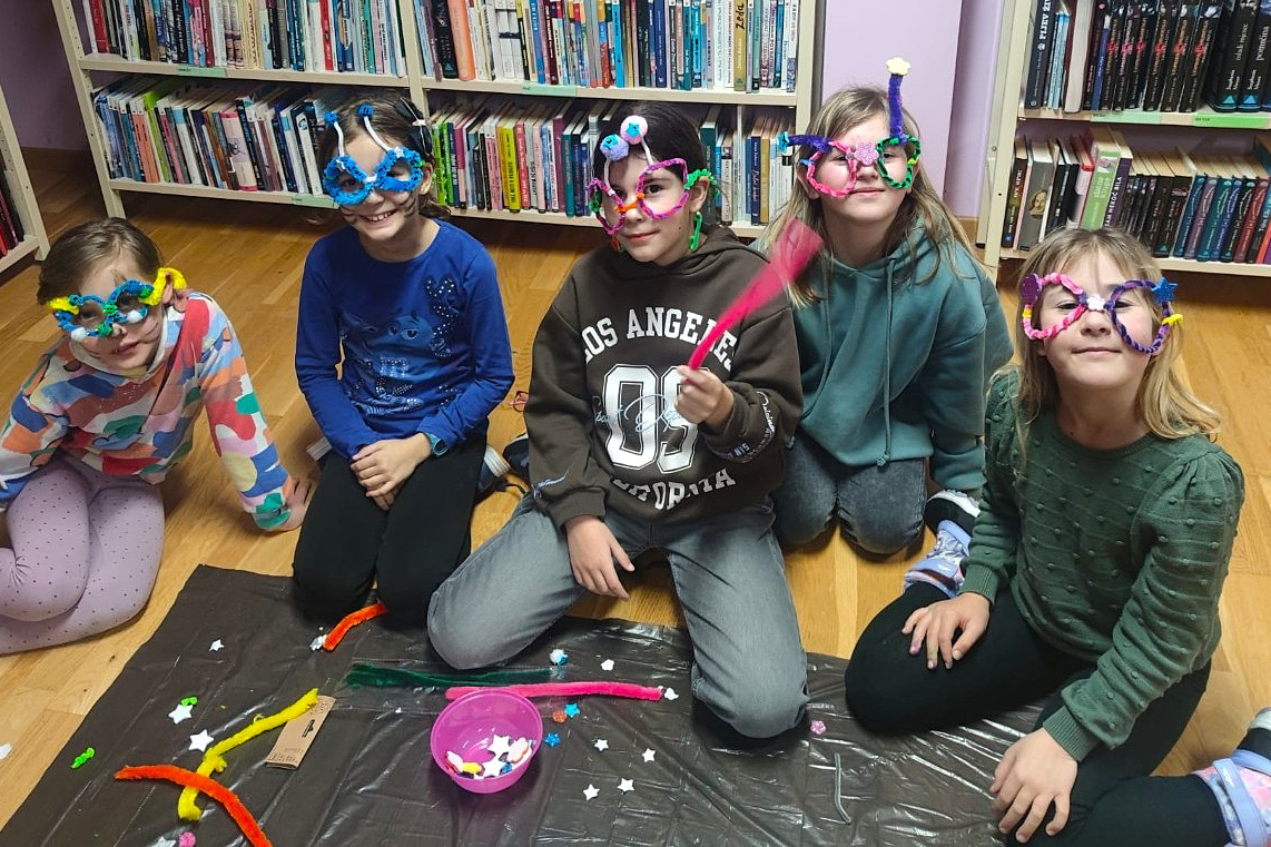 Mladi preuzeli poklade u svoje ruke – radionica razveselila vodičke osnovce