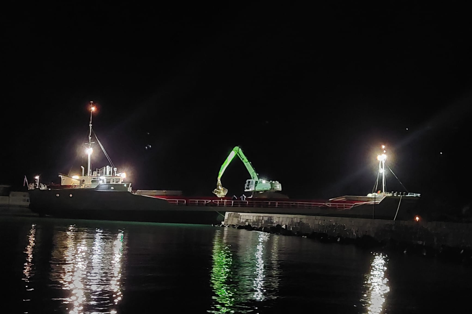 Večernji radovi na rivi u Prvić Luci: pojačan tempo zbog nadoknade zastoja