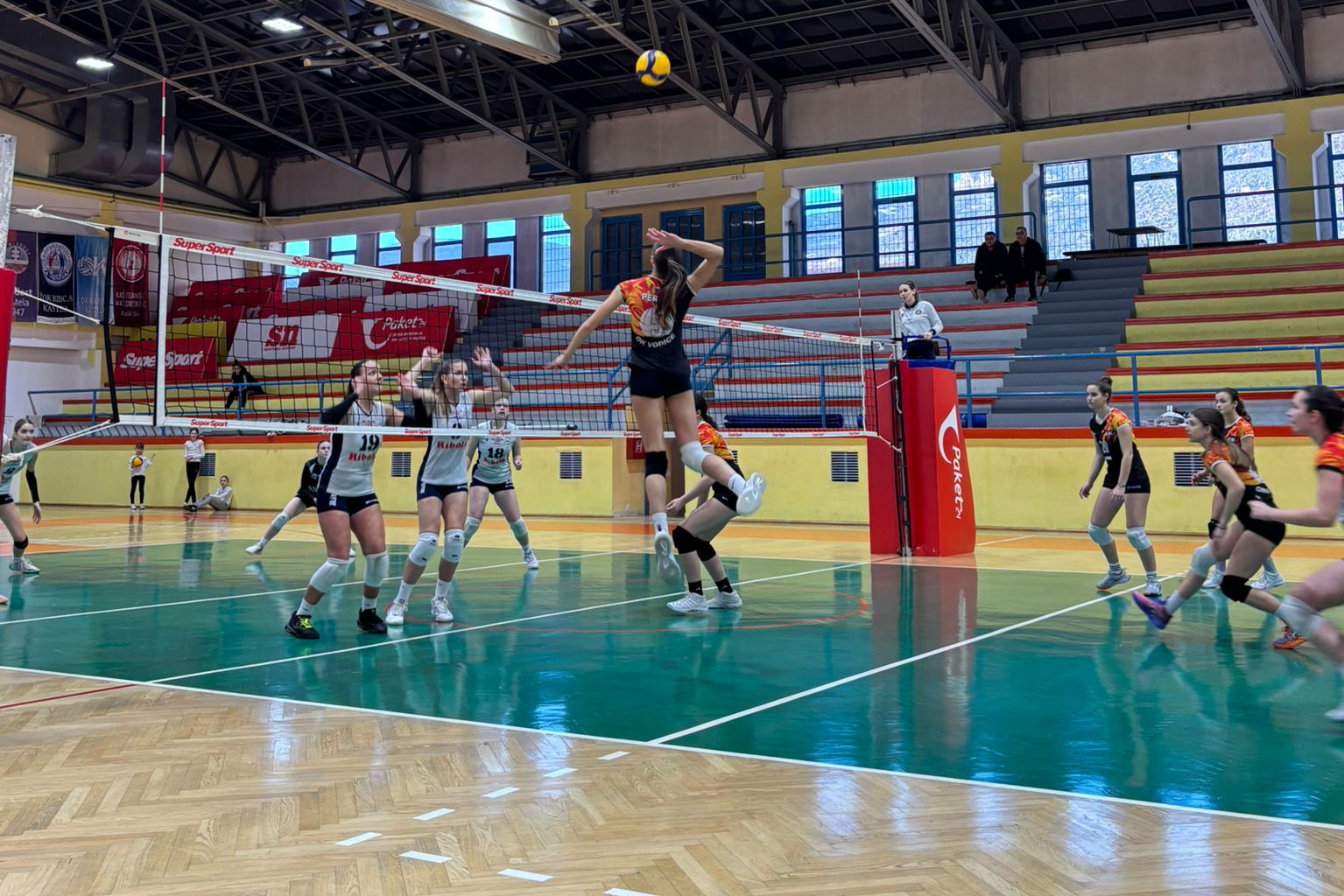 Odbojkašice Vodica slavile u Kaštelima 