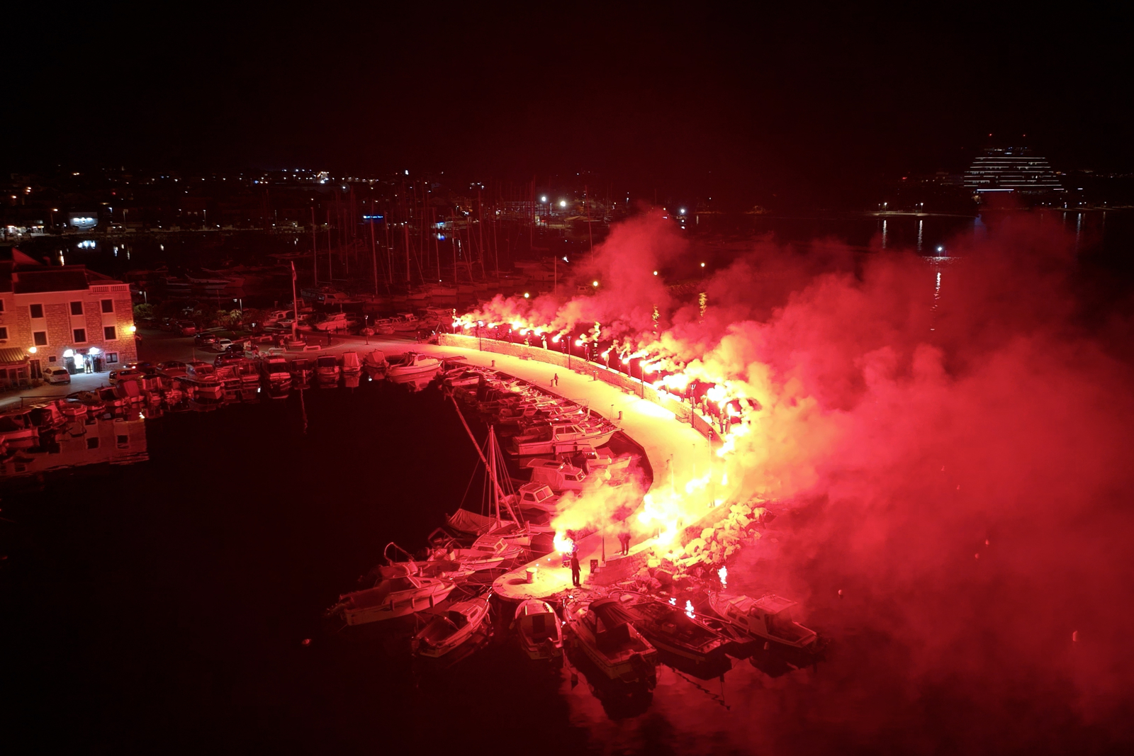 Bakljadom u 19:11 Torcida Vodice obilježila rođendan Hajduka