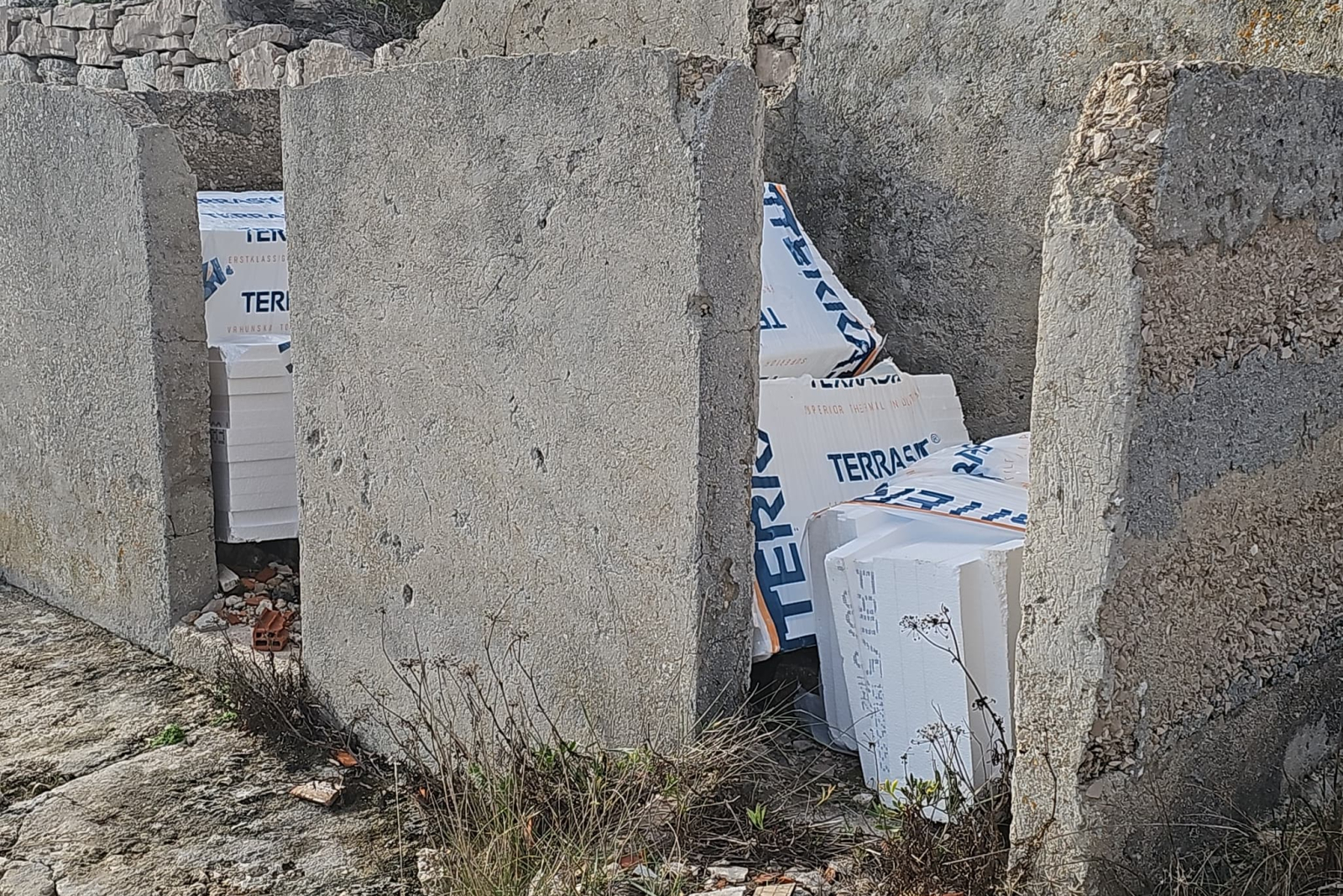 Paketi stiropora s gradilišta završili u moru, dio doplutao i do Prvića — kontaktirano komunalno redarstvo