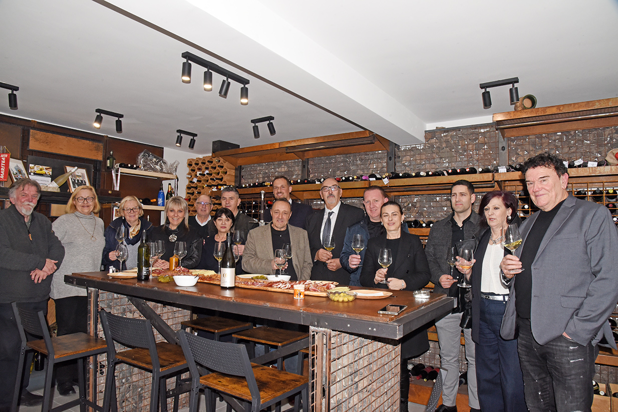 U Caffe baru Dalmatino održana svečana viteška večer vina