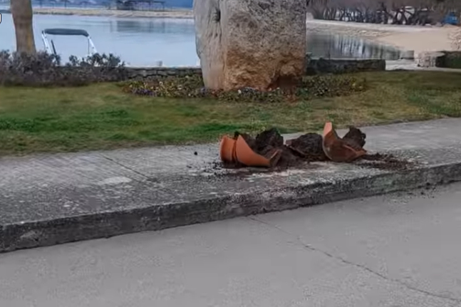 U Srimi oštećene posude za cvijeće i kante za smeće, policija traga za počiniteljem