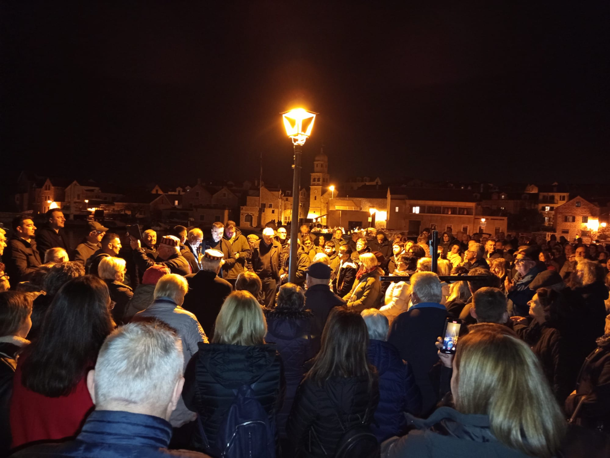 Vjernici Vodičkog dekanata hodočastili na Prvić i proslavili spomendan o. Ante Antića