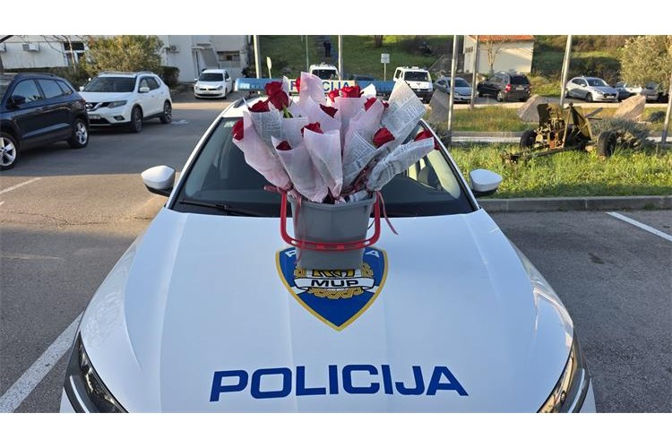 Ruže umjesto kazni: šibensko-kninska policija vozačicama čestitala Dan žena