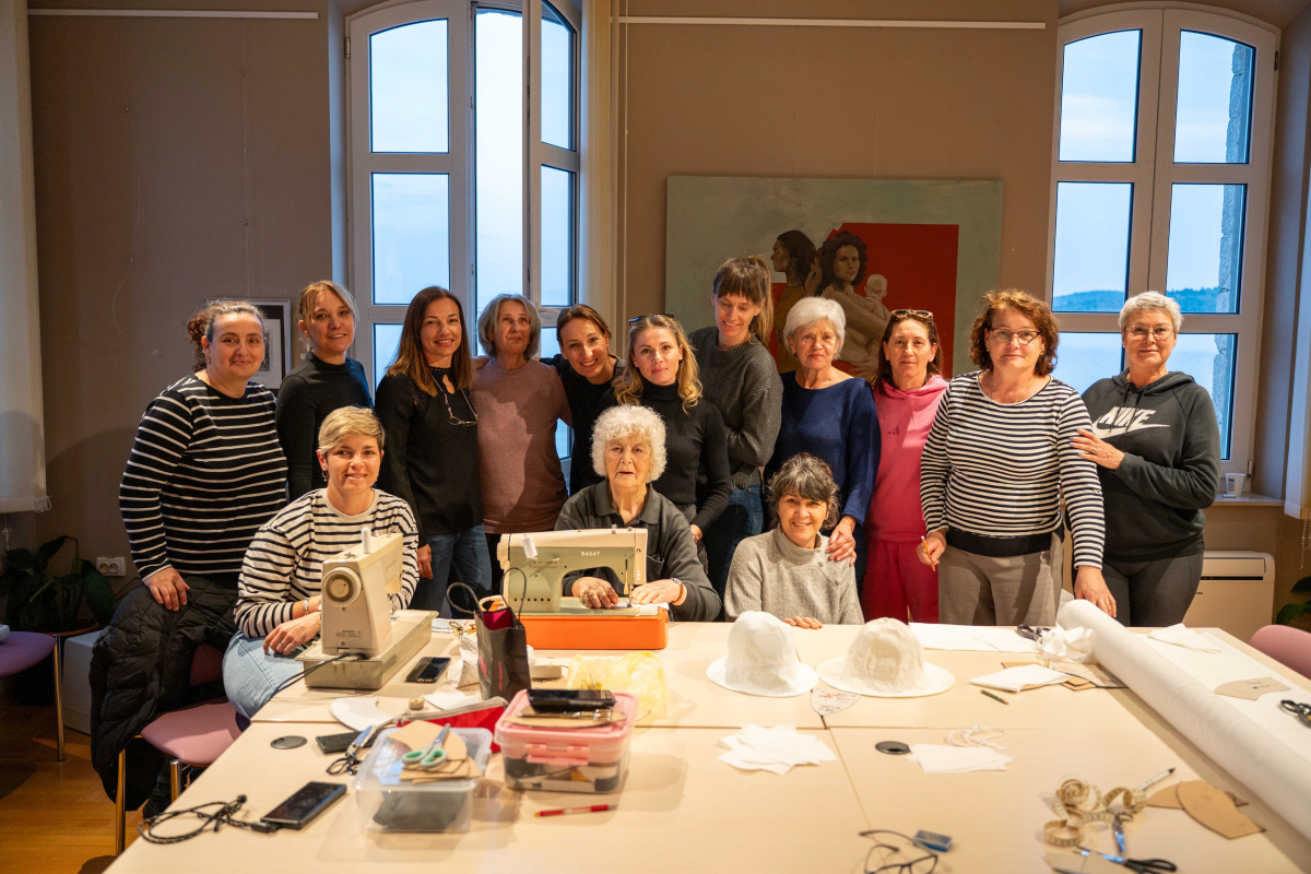 Petnaest polaznica uči šivati vodiški klobuk od 91-godišnje Miljenke Skočić