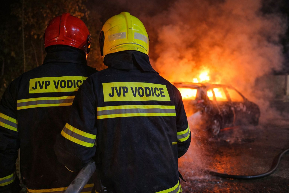 Požar na automobilu u Ulici Ante Lasana Kabalera, očevid slijedi