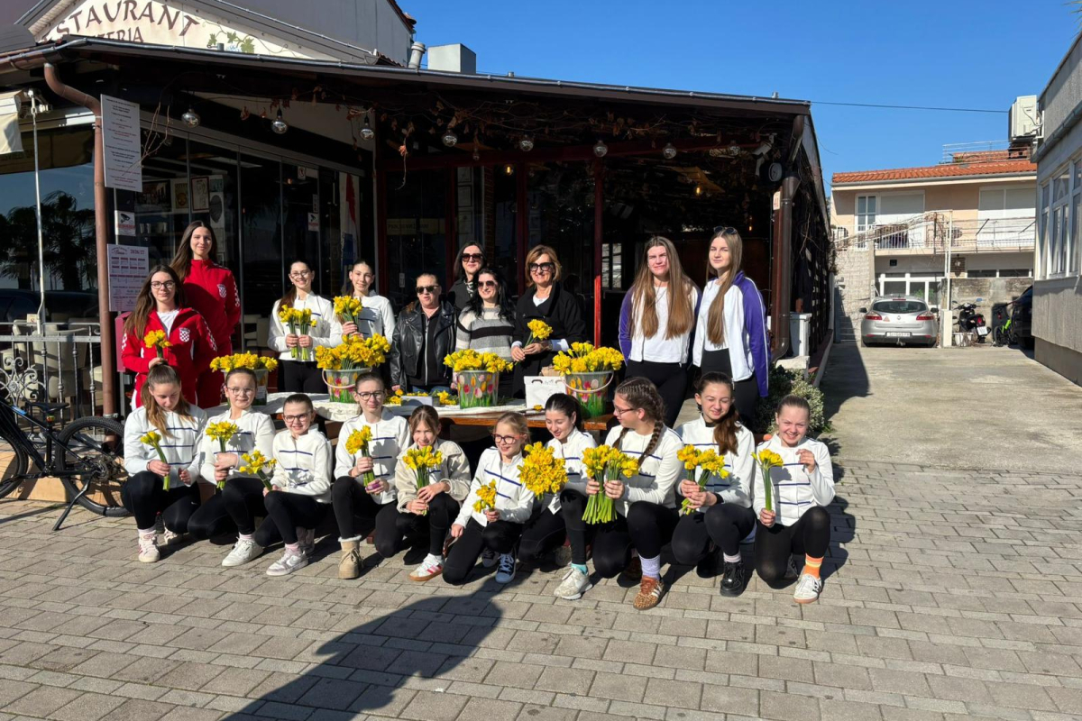 U Vodicama obilježen Dan narcisa: prodajom cvijeća podsjetili na važnost prevencije raka dojke