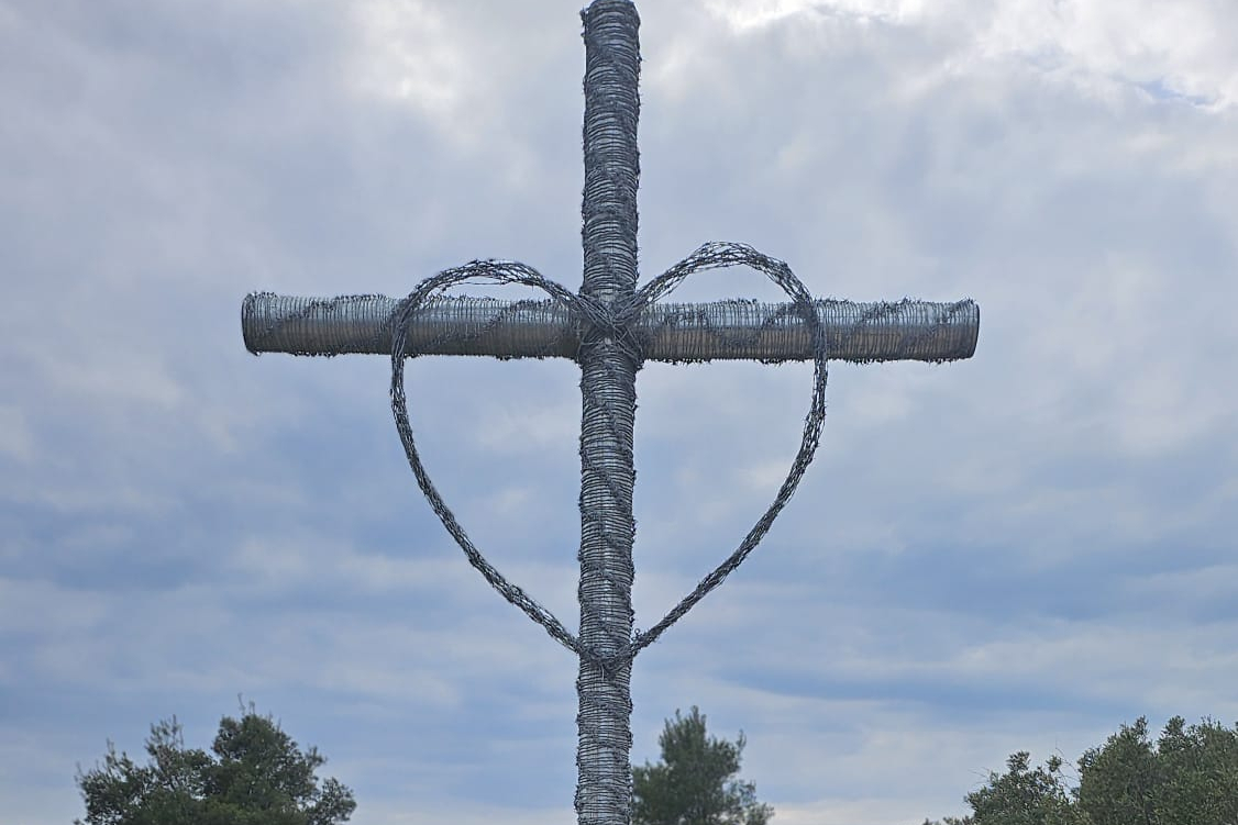 Započelo postavljanje križnog puta do jame Golubinka: prve postaje već na terenu