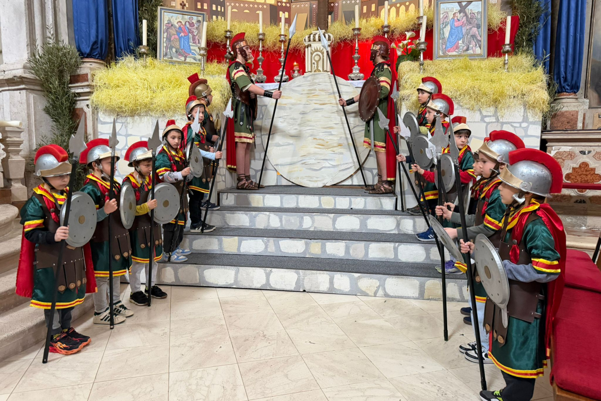 Mali žudiji u Vodicama zajedno sa starijima čuvali Božji grob na Veliki petak